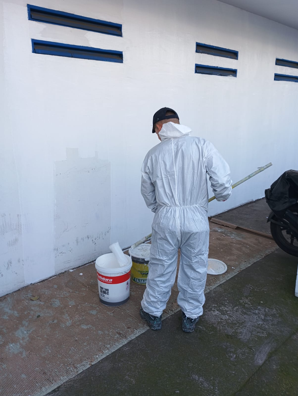 Equipo de CARpinturas trabajando